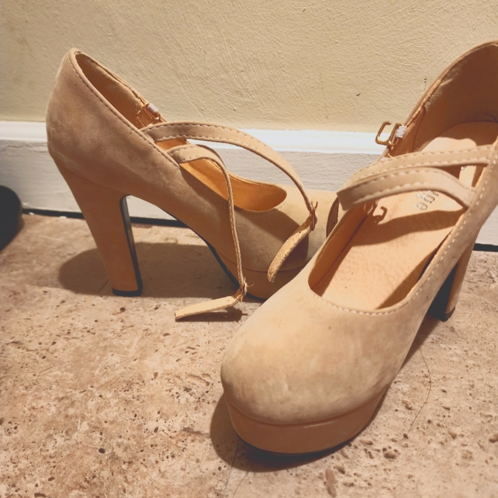 Neutral Tone High heel pumps.